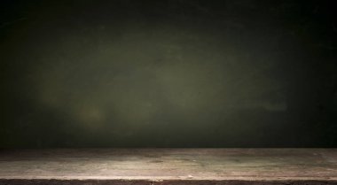 Eski ahşap masa üstü dumanlı karanlık arka planda.