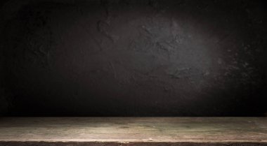 Eski ahşap masa üstü dumanlı karanlık arka planda.