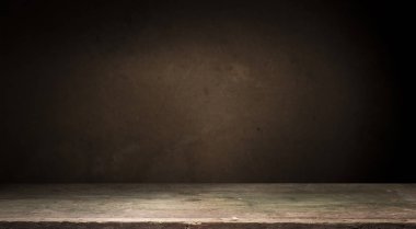 Eski ahşap masa üstü dumanlı karanlık arka planda.