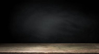 Eski ahşap masa üstü dumanlı karanlık arka planda.