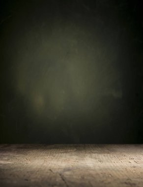 Eski ahşap masa üstü dumanlı karanlık arka planda.