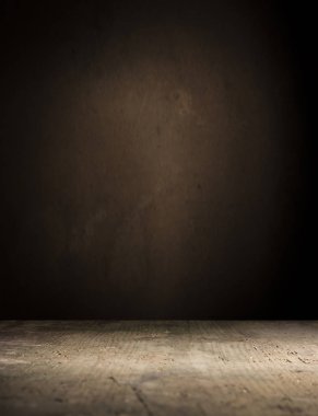 Eski ahşap masa üstü dumanlı karanlık arka planda.