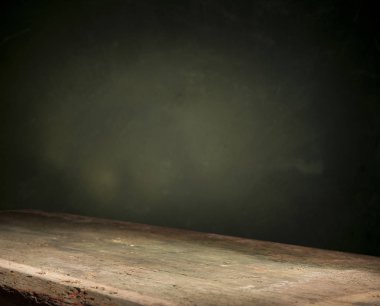 Eski ahşap masa üstü dumanlı karanlık arka planda.