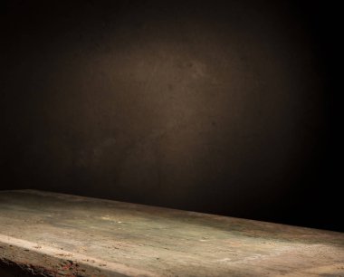 Eski ahşap masa üstü dumanlı karanlık arka planda.