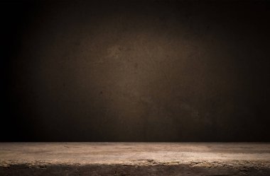 Eski ahşap masa üstü dumanlı karanlık arka planda.