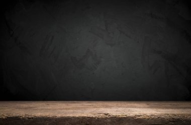Eski ahşap masa üstü dumanlı karanlık arka planda.