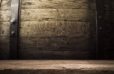 Eski ahşap masa üstü dumanlı karanlık arka planda.