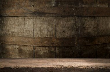 Eski ahşap masa üstü dumanlı karanlık arka planda.