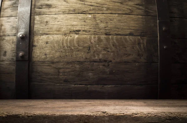 Eski ahşap masa üstü dumanlı karanlık arka planda.