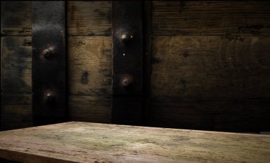 Eski ahşap masa üstü dumanlı karanlık arka planda