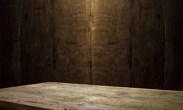 Tampo da mesa de madeira velha com fumaça no fundo escuro — Fotografia de Stock