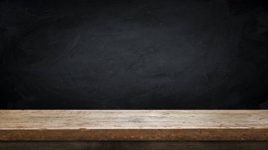fıçının arka planı ve aşınmış eski ahşap masa.