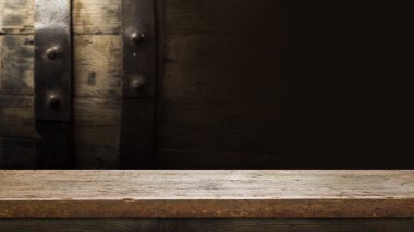 fıçının arka planı ve aşınmış eski ahşap masa.