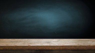 fıçının arka planı ve aşınmış eski ahşap masa.