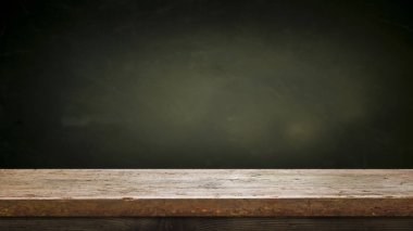 fıçının arka planı ve aşınmış eski ahşap masa.