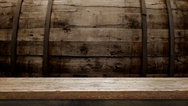 fıçının arka planı ve aşınmış eski ahşap masa.
