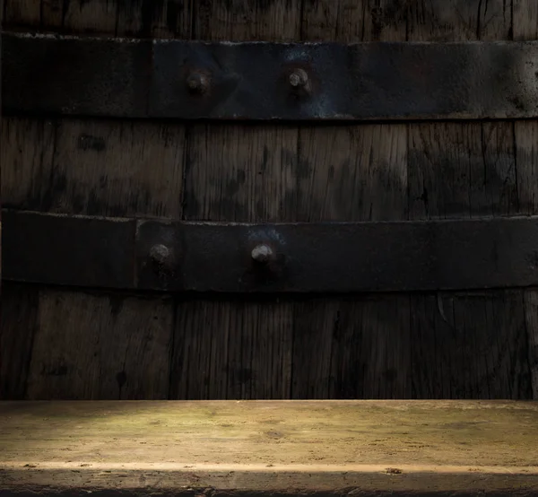 Фон бочки и изношенный старый деревянный стол — стоковое фото
