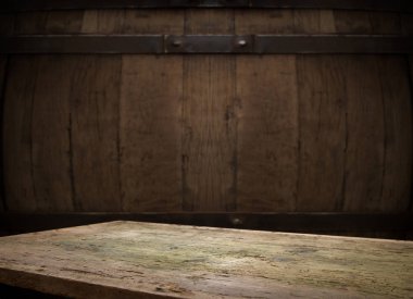 fıçının arka planı ve aşınmış eski ahşap masa.