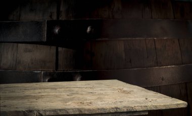 fıçının arka planı ve aşınmış eski ahşap masa.