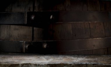 fıçının arka planı ve aşınmış eski ahşap masa.