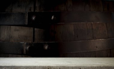 fıçının arka planı ve aşınmış eski ahşap masa.