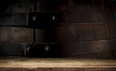 fıçının arka planı ve aşınmış eski ahşap masa.