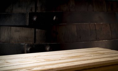 fıçının arka planı ve aşınmış eski ahşap masa.