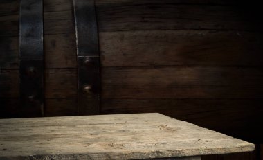 fıçının arka planı ve aşınmış eski ahşap masa.