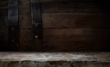 fıçının arka planı ve aşınmış eski ahşap masa.