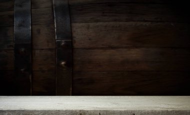 fıçının arka planı ve aşınmış eski ahşap masa.