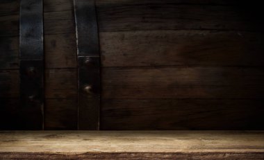 fıçının arka planı ve aşınmış eski ahşap masa.