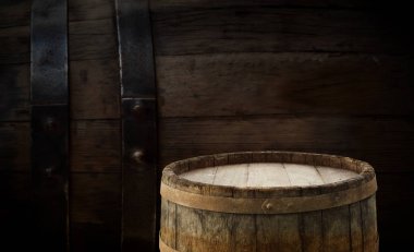 fıçının arka planı ve aşınmış eski ahşap masa.