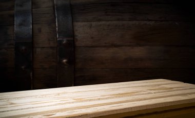 fıçının arka planı ve aşınmış eski ahşap masa.