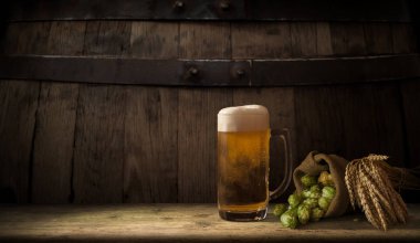 fıçının arka planı ve aşınmış eski ahşap masa.