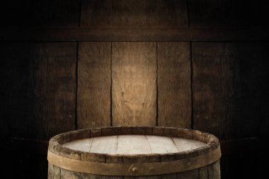 fıçının arka planı ve aşınmış eski ahşap masa.