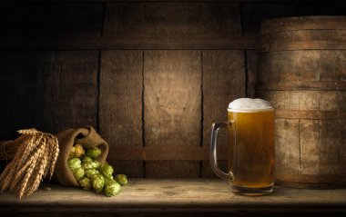 ahşap Pano tablo alan buğday günbatımı ışığı önünde. Ürün görüntü montaj için hazır.