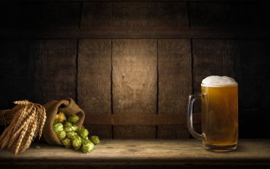 ahşap Pano tablo alan buğday günbatımı ışığı önünde. Ürün görüntü montaj için hazır.