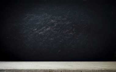 siyah arka plan ve Danışma Kurulu tablo