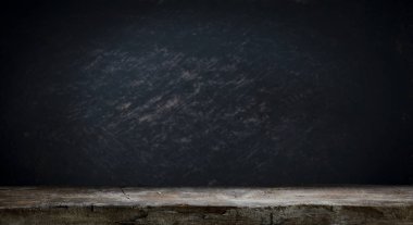 siyah arka plan ve Danışma Kurulu tablo