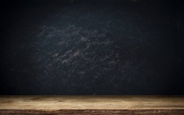 siyah arka plan ve Danışma Kurulu tablo