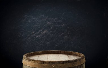 siyah arka plan ve Danışma Kurulu tablo