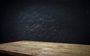 siyah arka plan ve Danışma Kurulu tablo