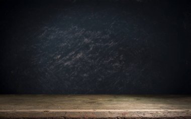 siyah arka plan ve Danışma Kurulu tablo