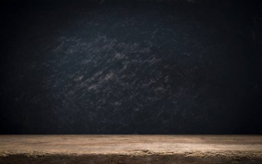 siyah arka plan ve Danışma Kurulu tablo