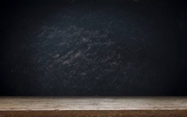 siyah arka plan ve Danışma Kurulu tablo