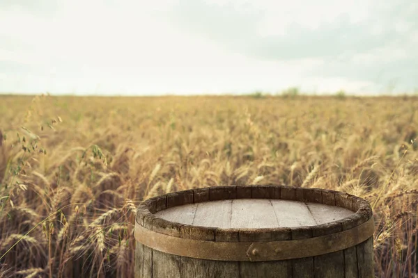 Due Bicchieri Birra Con Sfondo Grano Tavolo Legno — Foto Stock