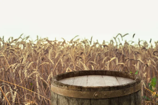 木桌小麦背景啤酒 — 图库照片