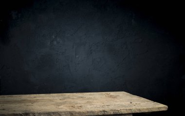 Arka planda duman olan eski ahşap masa..