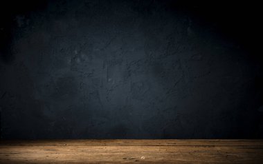 Arka planda duman olan eski ahşap masa..