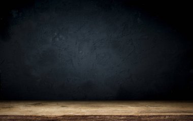 Arka planda duman olan eski ahşap masa..